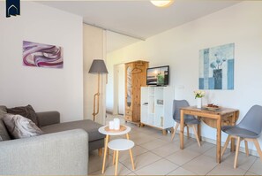 TV, stereo - Idyllic apartment in Neu-Sallenthin directly on the lake with garden & yoga facilities (Bansin)