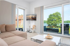 TV, fireplace, table tennis, stereo