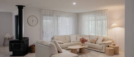 Smart TV, fireplace