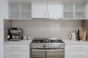 Réfrigérateur, four à micro-ondes, un four, surface de cuisson
