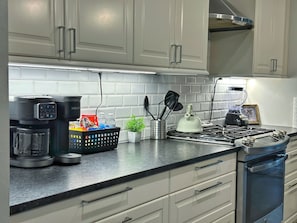 Réfrigérateur, four à micro-ondes, un four, surface de cuisson