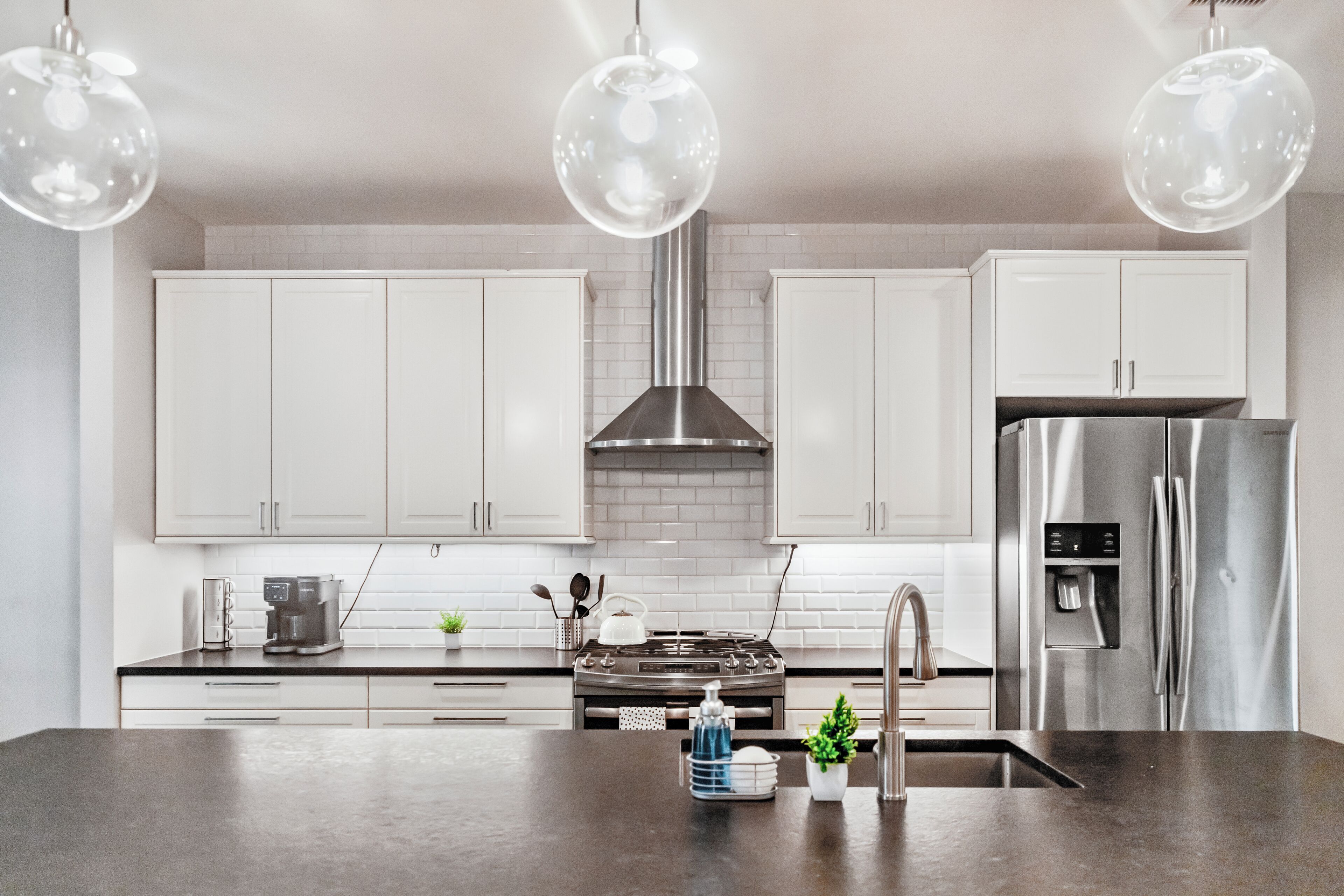 Geladeira, micro-ondas, fogão, cooktop