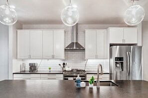 Frigorífico, microondas, horno y placa de cocina