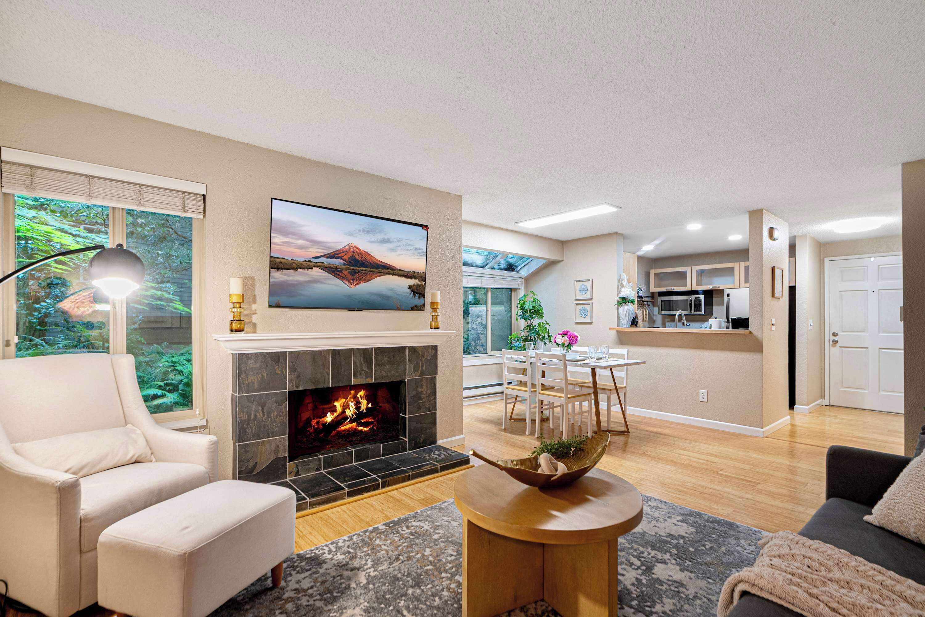 Televisión, chimenea y oficina 