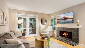 Televisión, chimenea y oficina