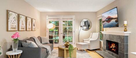 Una televisión, una chimenea, una oficina