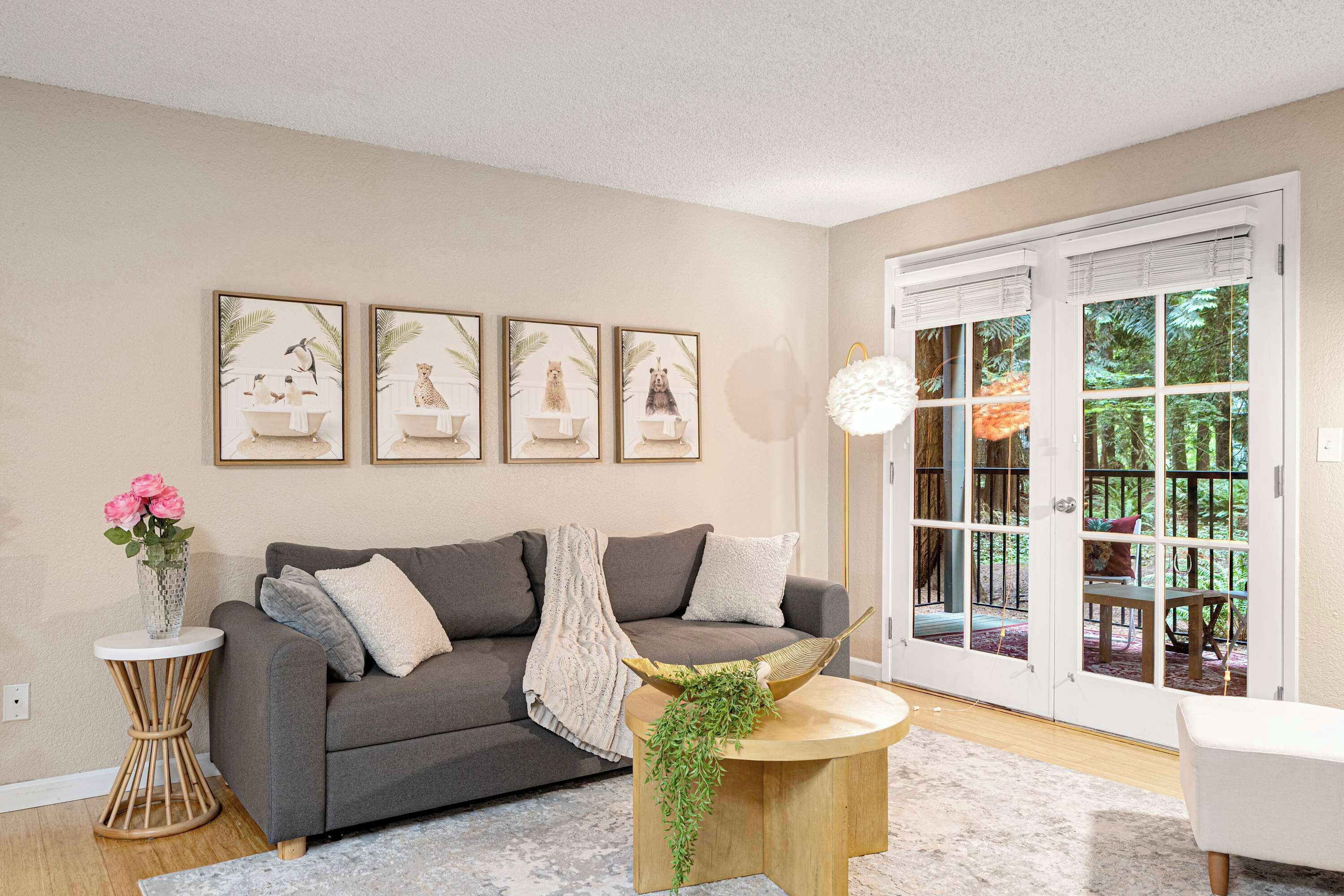 Televisión, chimenea y oficina 