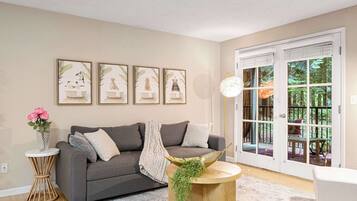 Televisión, chimenea y oficina