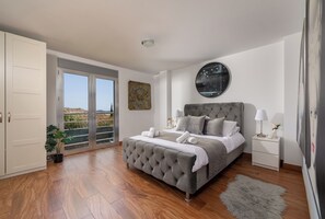 5 bedrooms, iron/ironing board, WiFi, bed sheets