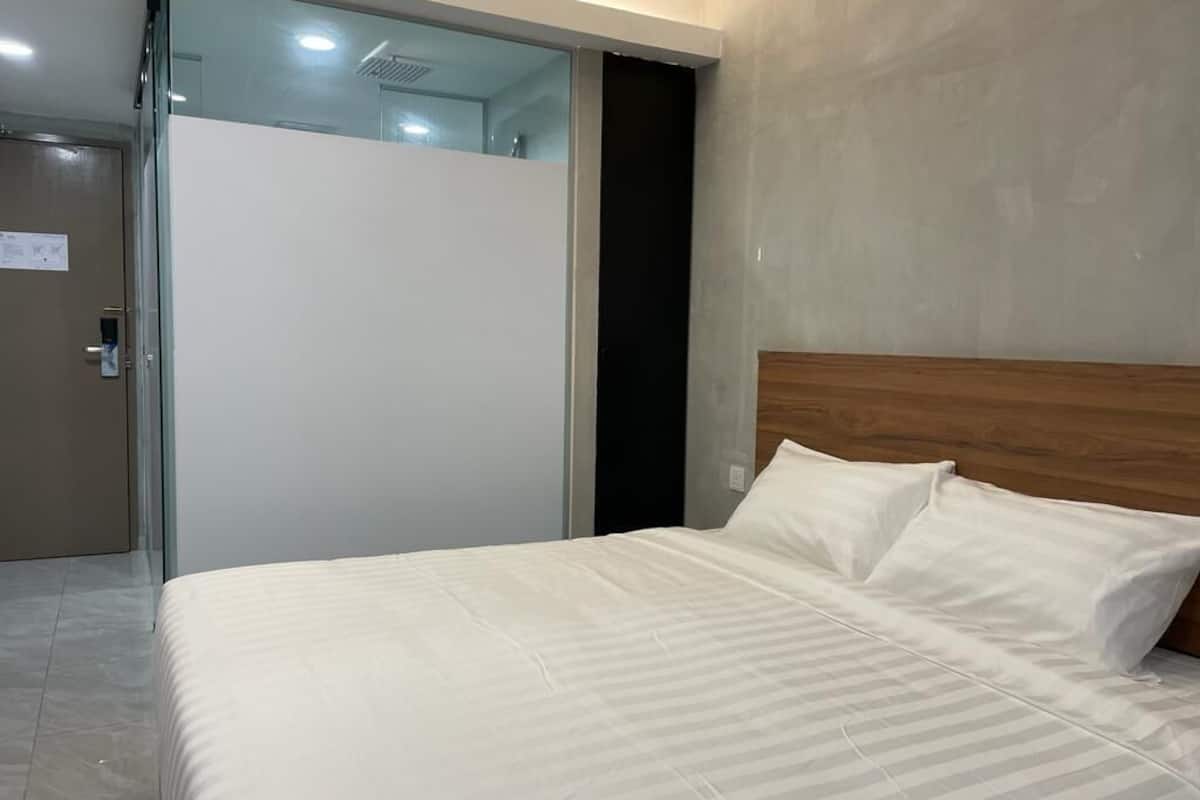 Standard Double Room, 1 King Bed, Non Smoking | Desk, laptop workspace, free WiFi, bed sheets