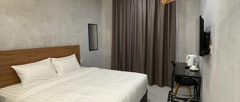 Deluxe Double Room, 1 King Bed, Non Smoking | Desk, laptop workspace, free WiFi, bed sheets