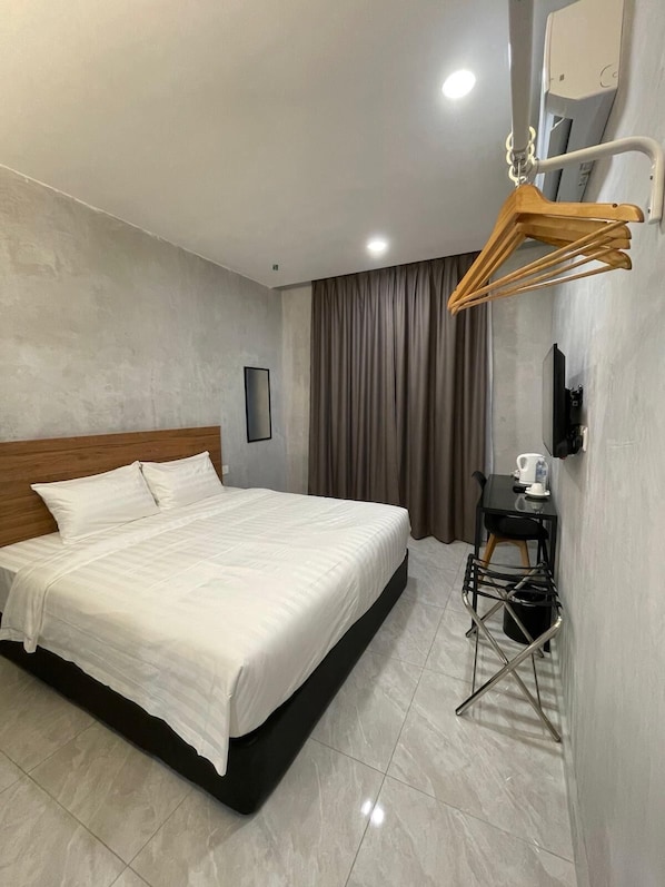 Deluxe Double Room, 1 King Bed, Non Smoking | Desk, laptop workspace, free WiFi, bed sheets
