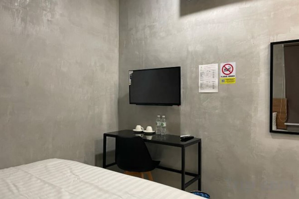 Escritorio, espacio para trabajar con laptop y wifi gratis 