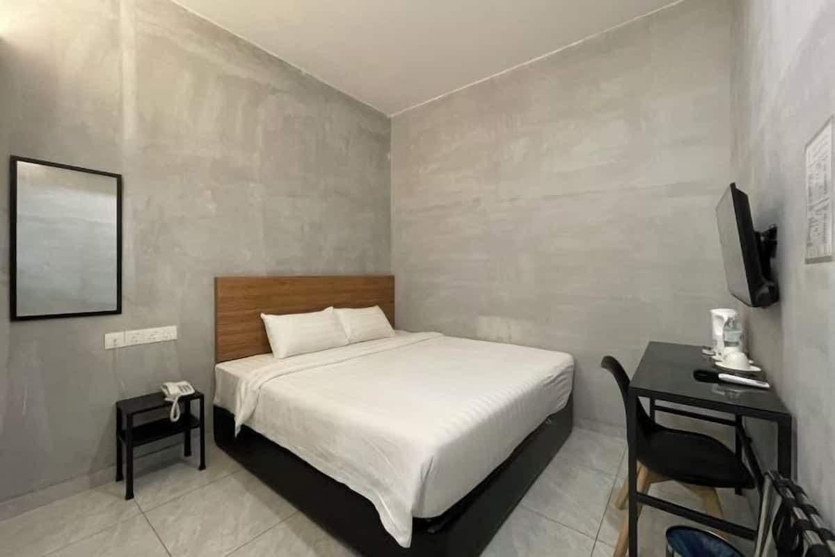 Escritorio, espacio para trabajar con laptop y wifi gratis