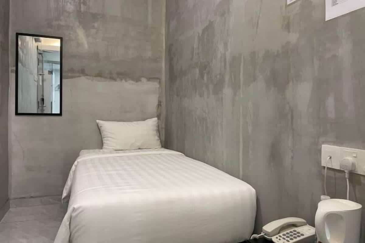 Desk, laptop workspace, WiFi (free), bed sheets