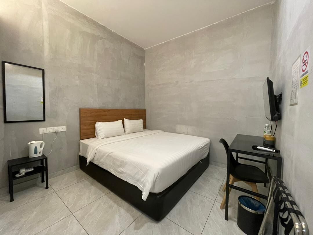 Standard Double Room, 1 King Bed, Non Smoking | Desk, laptop workspace, free WiFi, bed sheets