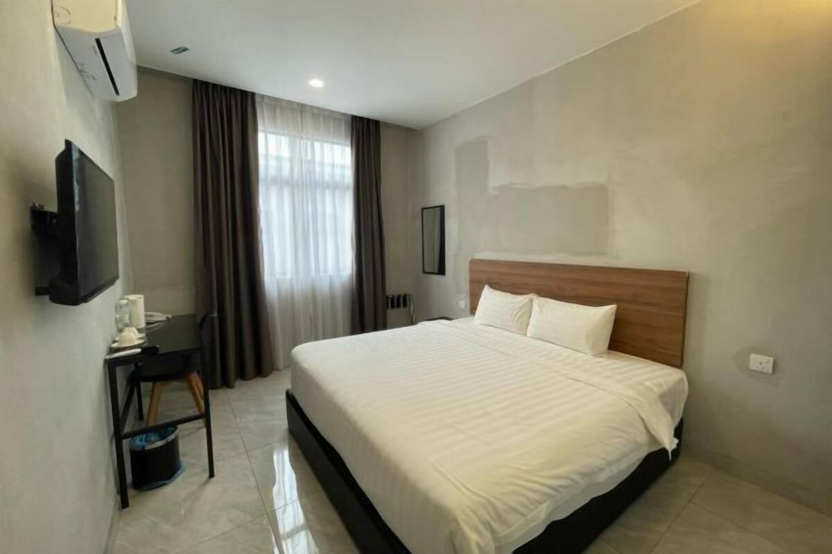 Desk, laptop workspace, WiFi (free), bed sheets