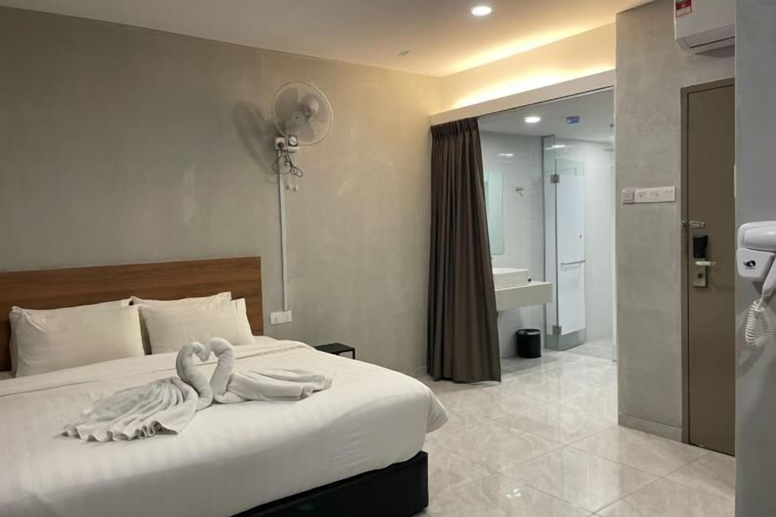 Schreibtisch, laptopgeeigneter Arbeitsplatz, kostenloses WLAN