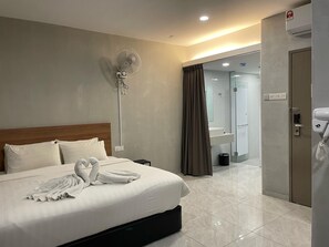 Bureau, espace de travail pour ordinateur portable, Wi-Fi gratuit