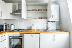 Køleskab, mikrobølgeovn, ovn, kogeplade