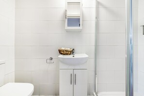 Shower, hair dryer, towels, soap - ! bedroom Loft in Hyde Park (London)