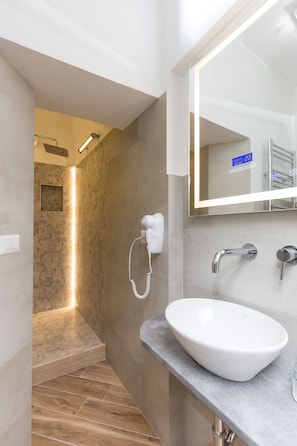 Douche, sèche-cheveux, serviettes fournies, savon