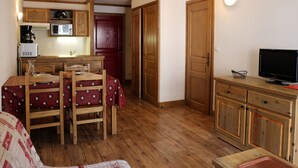 A compact living space with a dining area, kitchenette, and a television. - Spacious apartment for 6 people with WIFI in Aussois (Aussois)