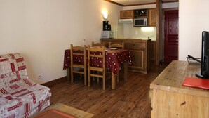 A compact living space with a dining area, kitchenette, and a sofa. - Spacious apartment for 6 people with WIFI in Aussois (Aussois)