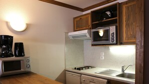 A compact kitchen with a microwave, coffee maker, stove, and dishwasher. - Spacious apartment for 6 people with WIFI in Aussois (Aussois)