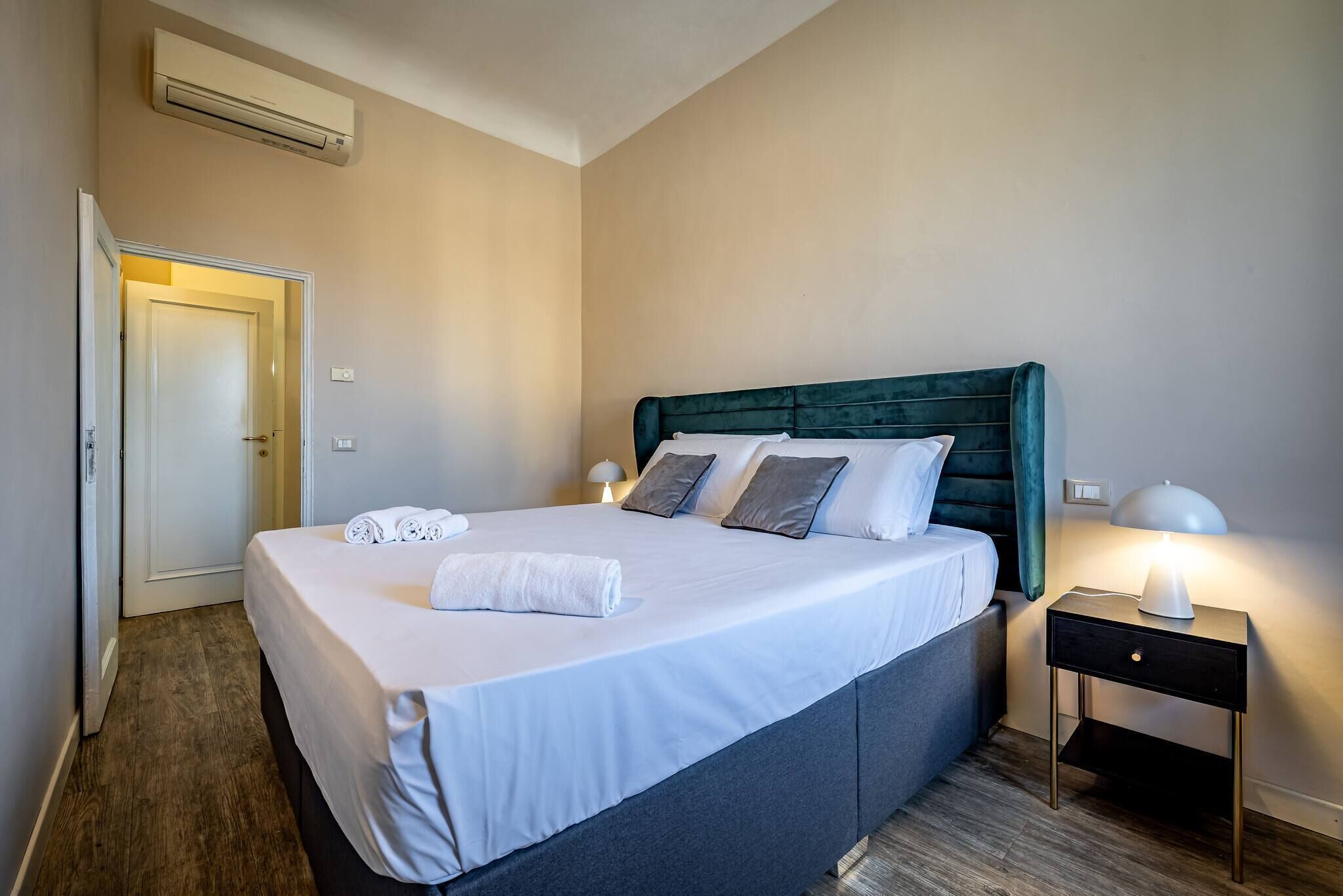 2 Schlafzimmer, Schreibtisch, Bügeleisen/Bügelbrett, Reisekinderbett