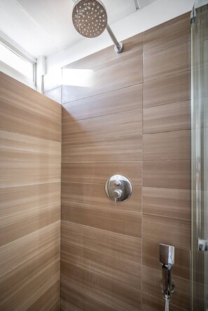 Douche, sèche-cheveux, bidet, serviettes fournies