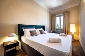 2 chambres, bureau, fer et planche à repasser, lit parapluie