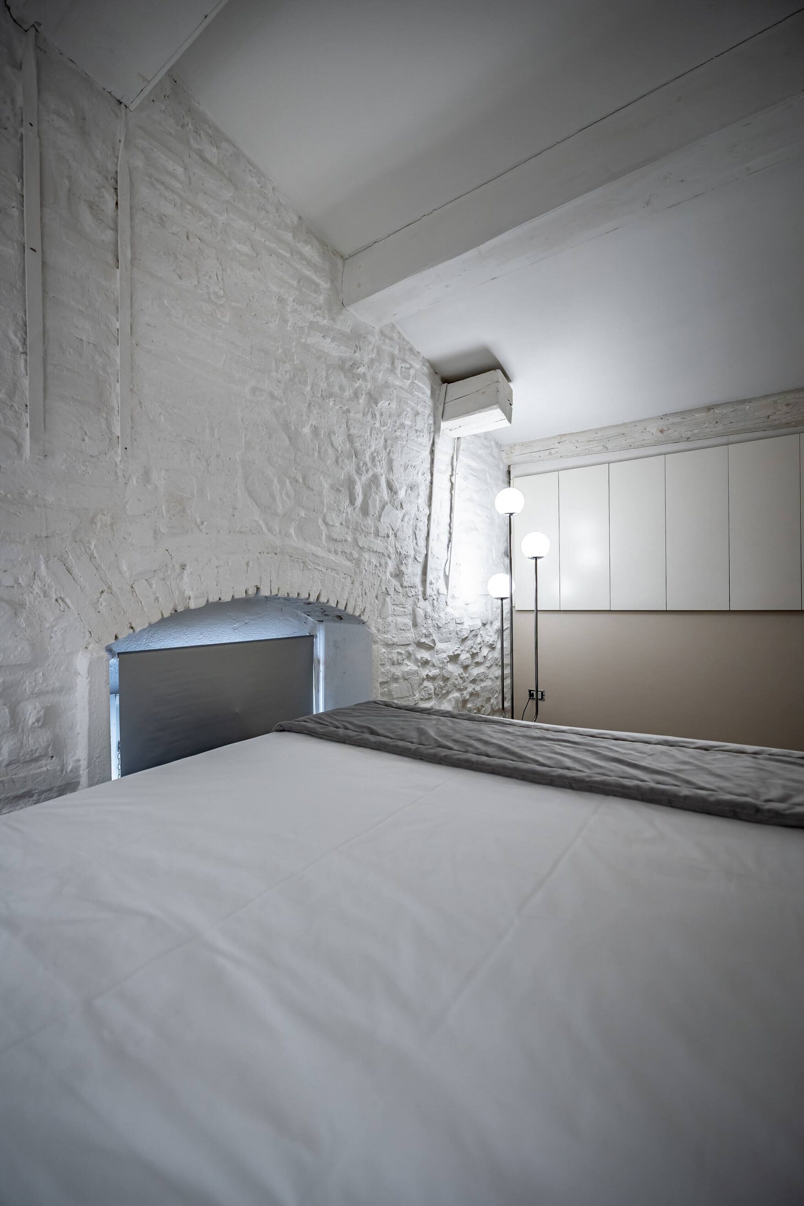 2 habitaciones, escritorio y tabla de planchar con plancha 