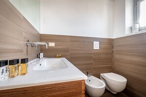 シャワー、ヘアドライヤー、ビデ、タオル