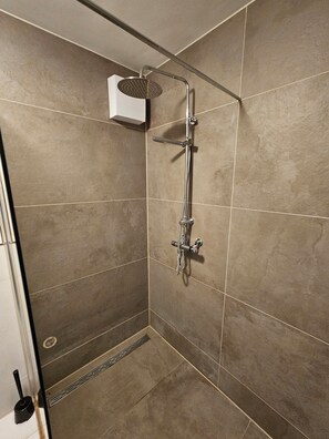 Apartment, Mehrere Betten, Stadtblick | Badezimmer