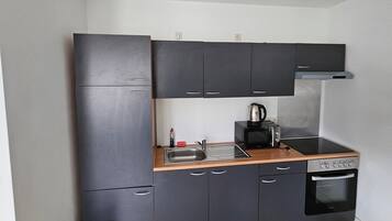 Familienapartment, Balkon, Gartenblick | Eigene Küche | Kühlschrank, Mikrowelle, Herdplatte, Kochgeschirr/Geschirr/Besteck