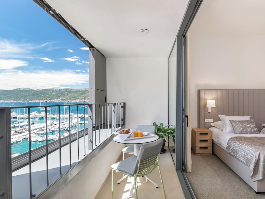 Kamar Double atau Twin Deluks, balkon, pemandangan laut | Minibar, brankas, meja kerja, dan tirai kedap cahaya