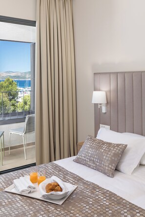 Minibar, caja fuerte, escritorio y cortinas opacas