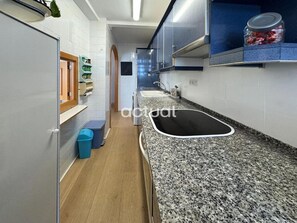 Kühlschrank, Mikrowelle, Ofen, Wasserkocher mit Kaffee-/Teezubehör