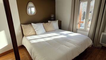 4 bedrooms, WiFi, bed sheets