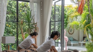 Una stanza con un letto, un'ampia finestra e vista sul verde.