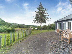 Outdoor dining - The location sits beside the Atlantic bridge, offering uninterrupted sea views. (Clachan Seil)