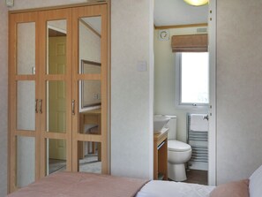 2 bedrooms, free WiFi - 2 bedroom accommodation in Patrington Haven (Patrington Haven)