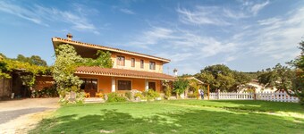 Farmhouse nestled in a cork oak forest with boungalows. Pets allowed