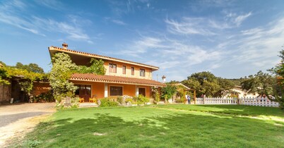 Farmhouse nestled in a cork oak forest with boungalows. Pets allowed