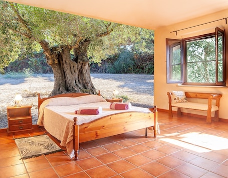 1 室のベッドルーム、アイロン / アイロン台、WiFi、ベッドシーツ. Farmhouse nestled in a cork oak forest with boungalows. Pets allowed