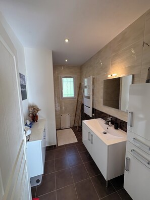 Shower, hair dryer, towels, toilet paper