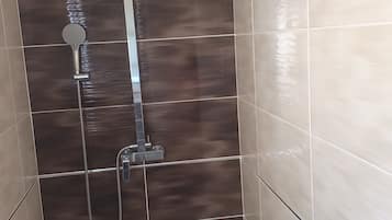 Suihku, hiustenkuivaaja, pyyhkeet, vessapaperi