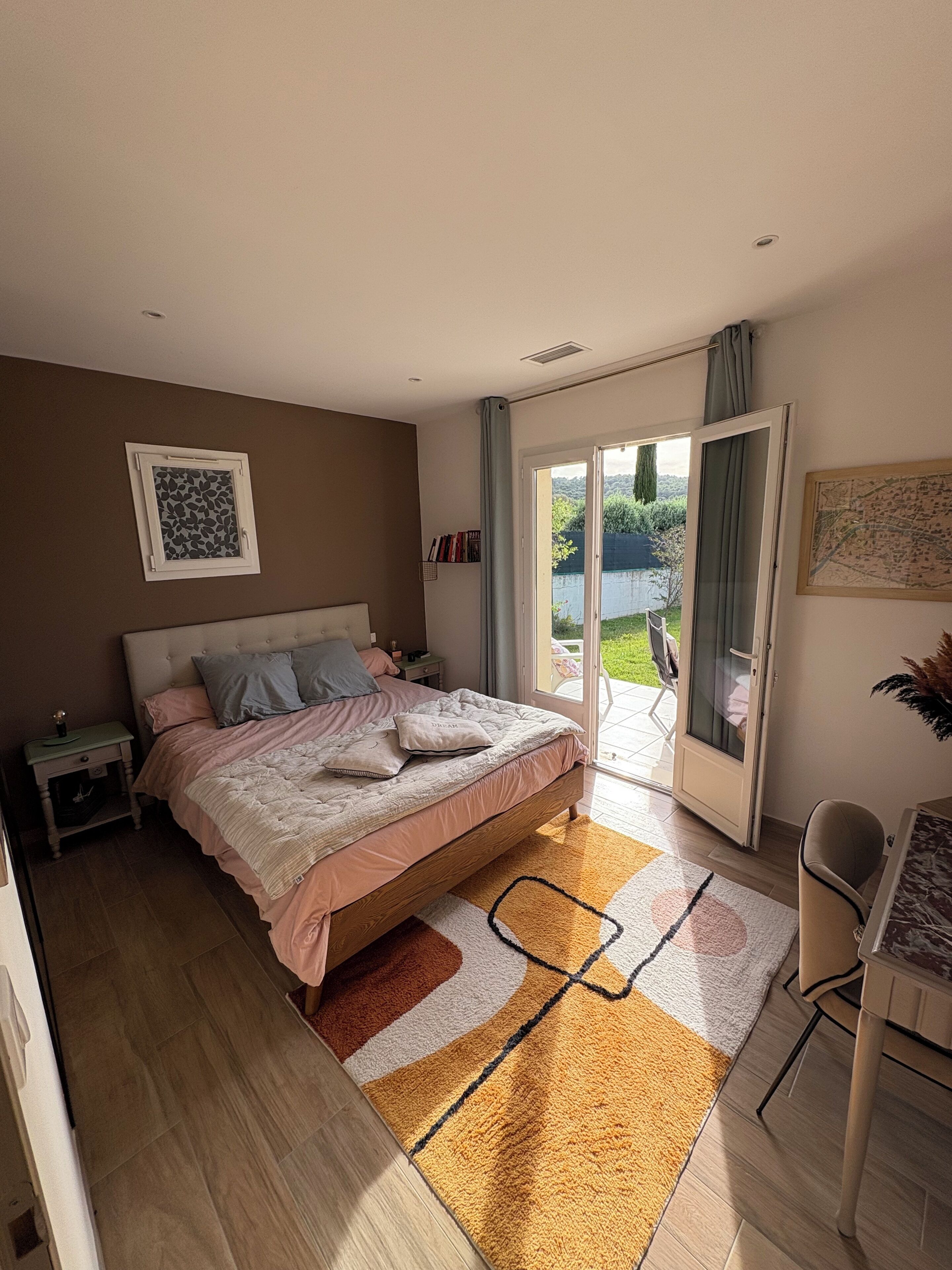 3 slaapkamers, een strijkplank/strijkijzer, wifi, beddengoed