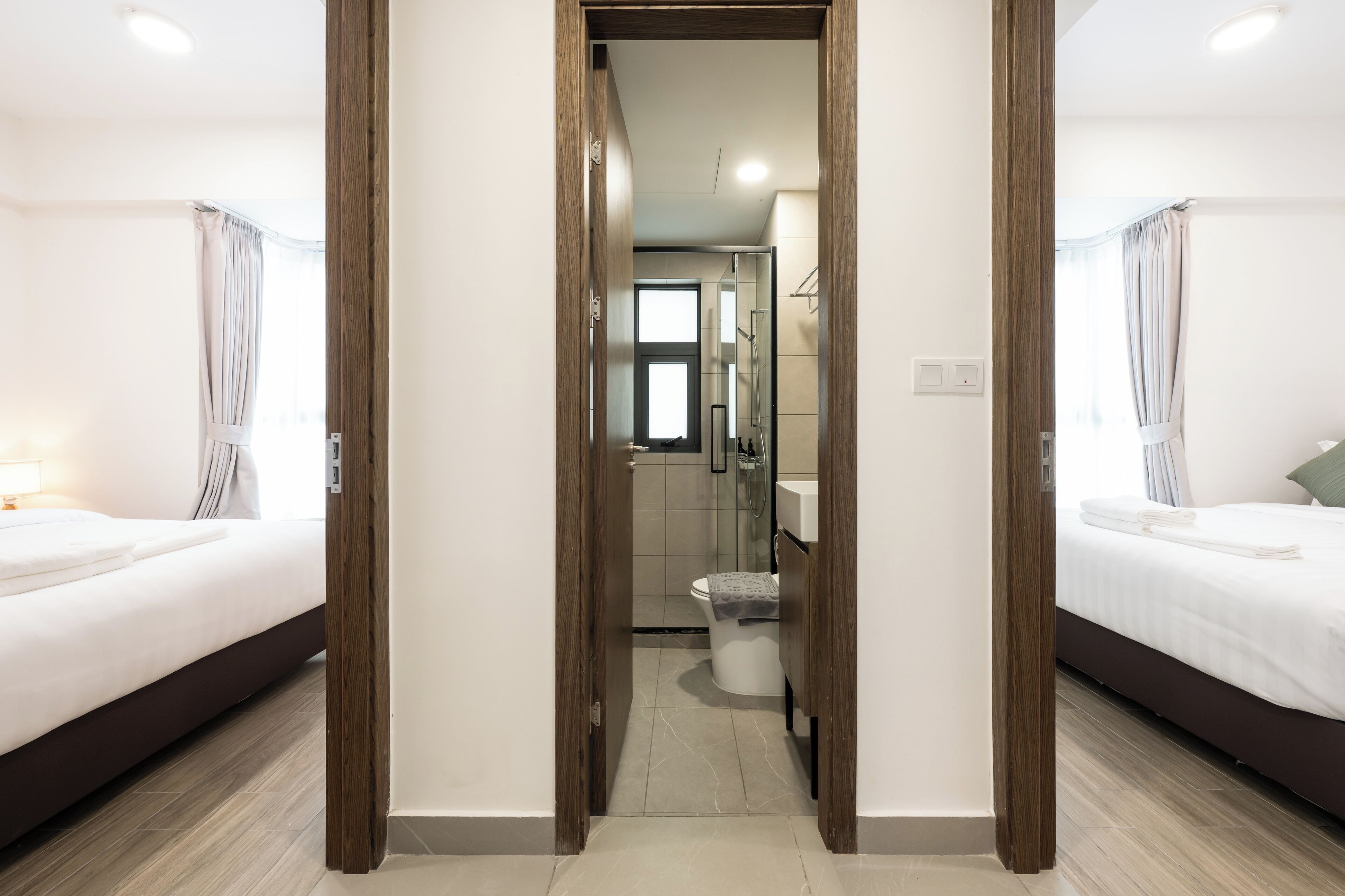 Apartamento Confort, 2 habitaciones | Espacio para trabajar con un portátil y tabla de planchar con plancha